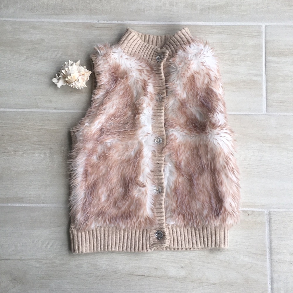 A furry short sleeves jacket